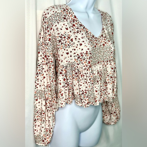 Arizona Jean Company White and Red Floral Blouse (827) - Picture 4 of 12